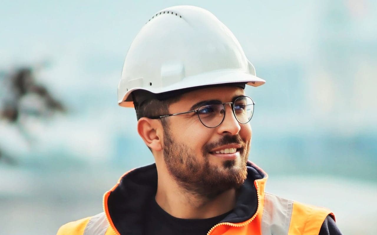 Bauarbeiter mit Schutzhelm und Warnweste auf einer Baustelle